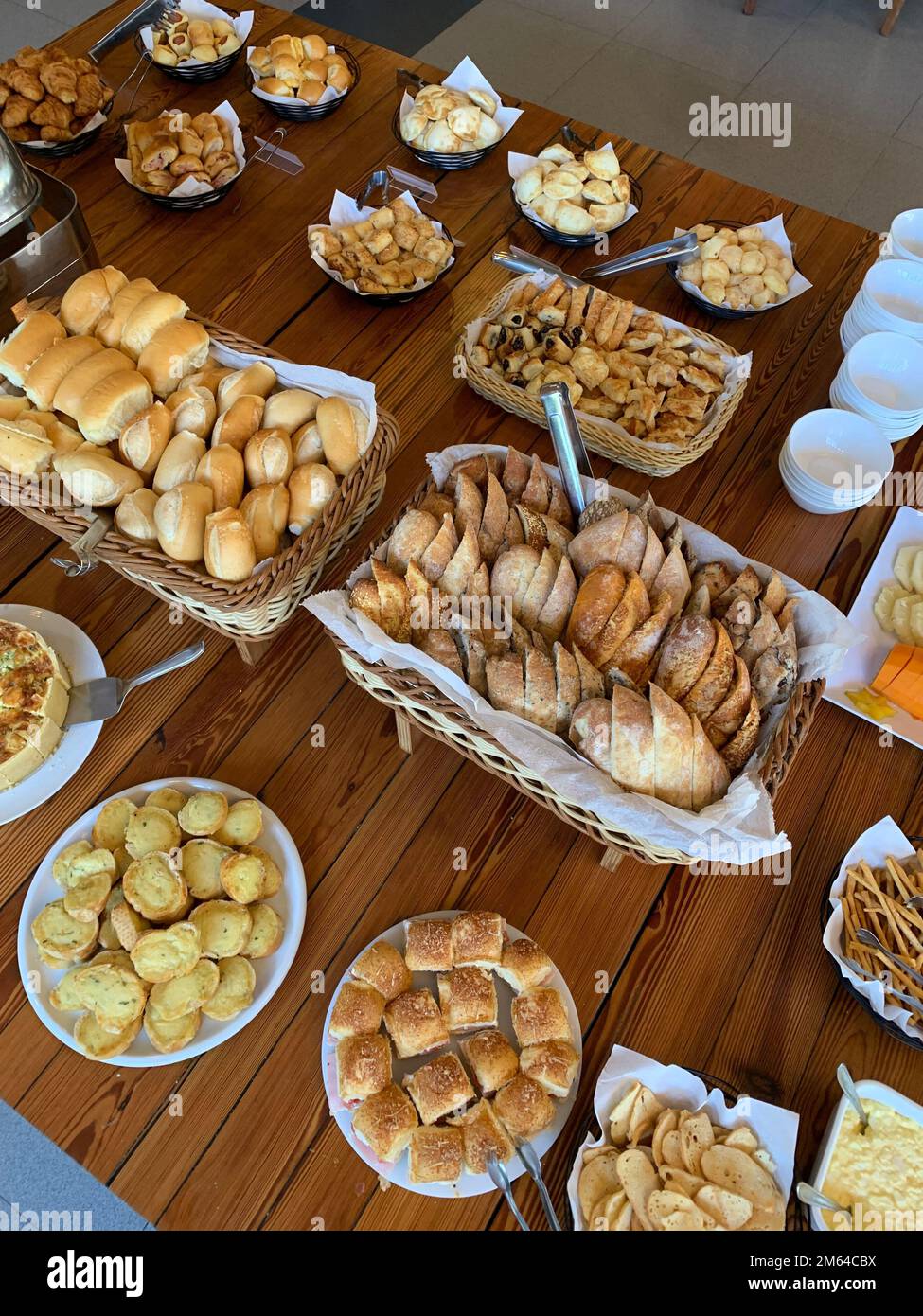 Überblick über ein komplettes Brunch-Buffet mit verschiedenen Broten Stockfoto