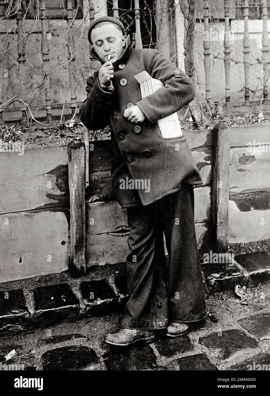 Ich rauche. Amerikanischer Soldat, der guten Tabak in seiner amerikanischen Roten Kreuz-Weihnachtsbox 1917 in Frankreich gefunden hat Stockfoto