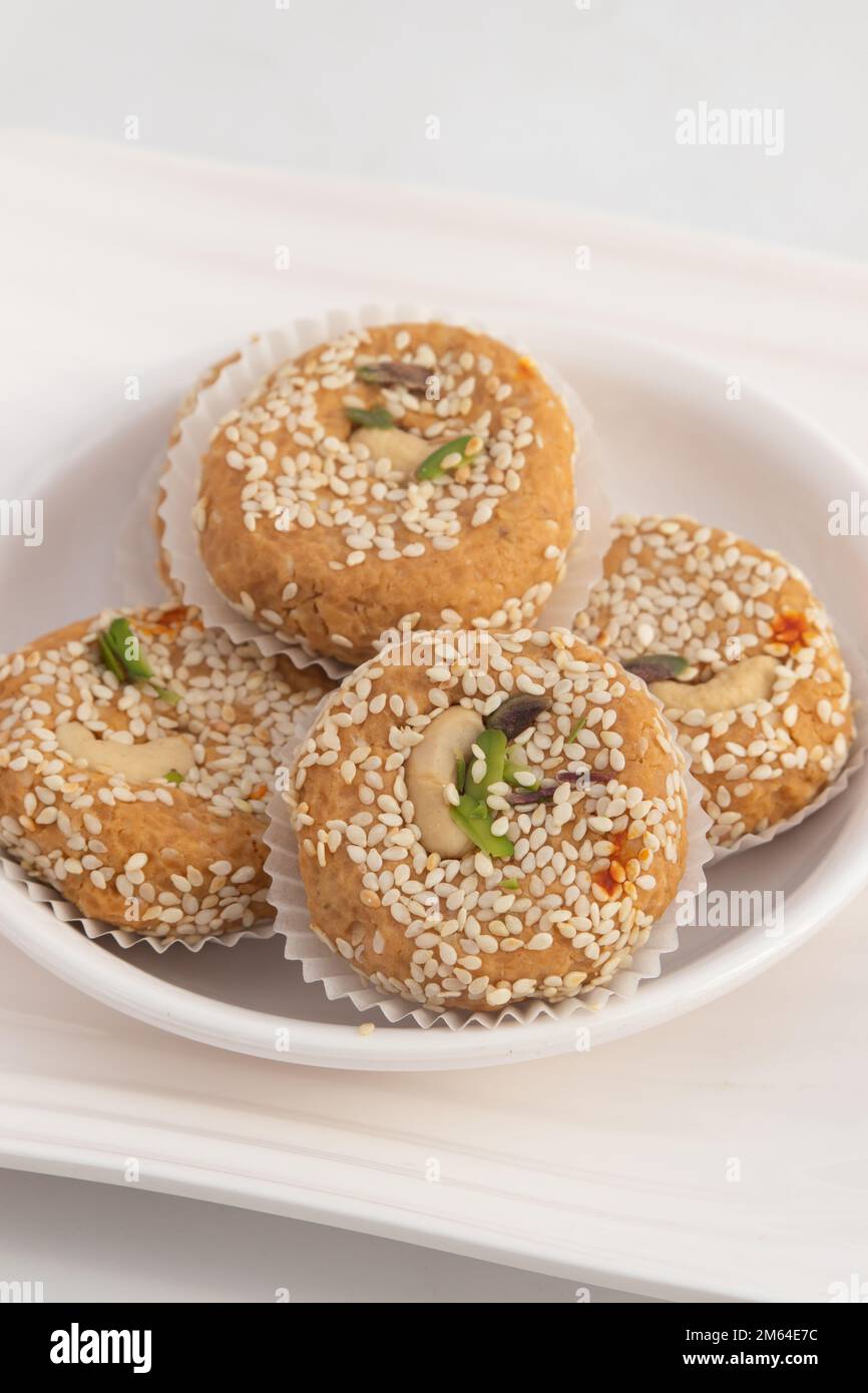 Wintersaison Spezial Traditionelle Punjabi Mithai Til Tikki Oder Tilkut Gud Mawa Bati Besteht Aus Trockenen Gerösteten Sesamsamen Mit Mava, Khoya, Jaggery, Gur, Stockfoto Wintersaison Spezial Traditionelle Punjabi Mithai Til Tikki Oder Tilkut Gud Mawa Bati Besteht Aus Trockenen Gerösteten Sesamsamen Mit Mava, Khoya, Jaggery, Gur, Stockfoto