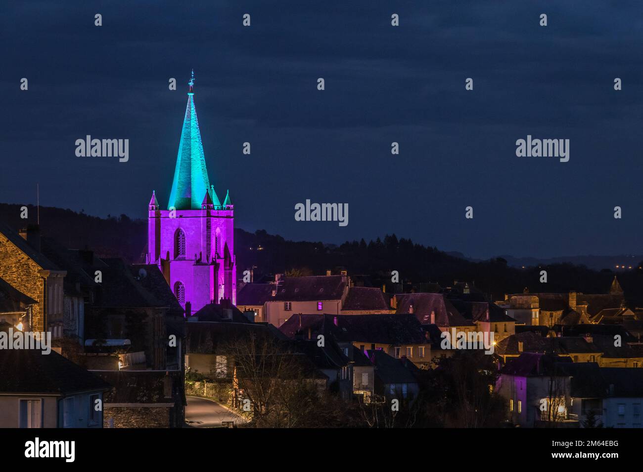 Beleuchtungsnocturne du clocher de l'église Saint Martin de la cité médiévale Stockfoto