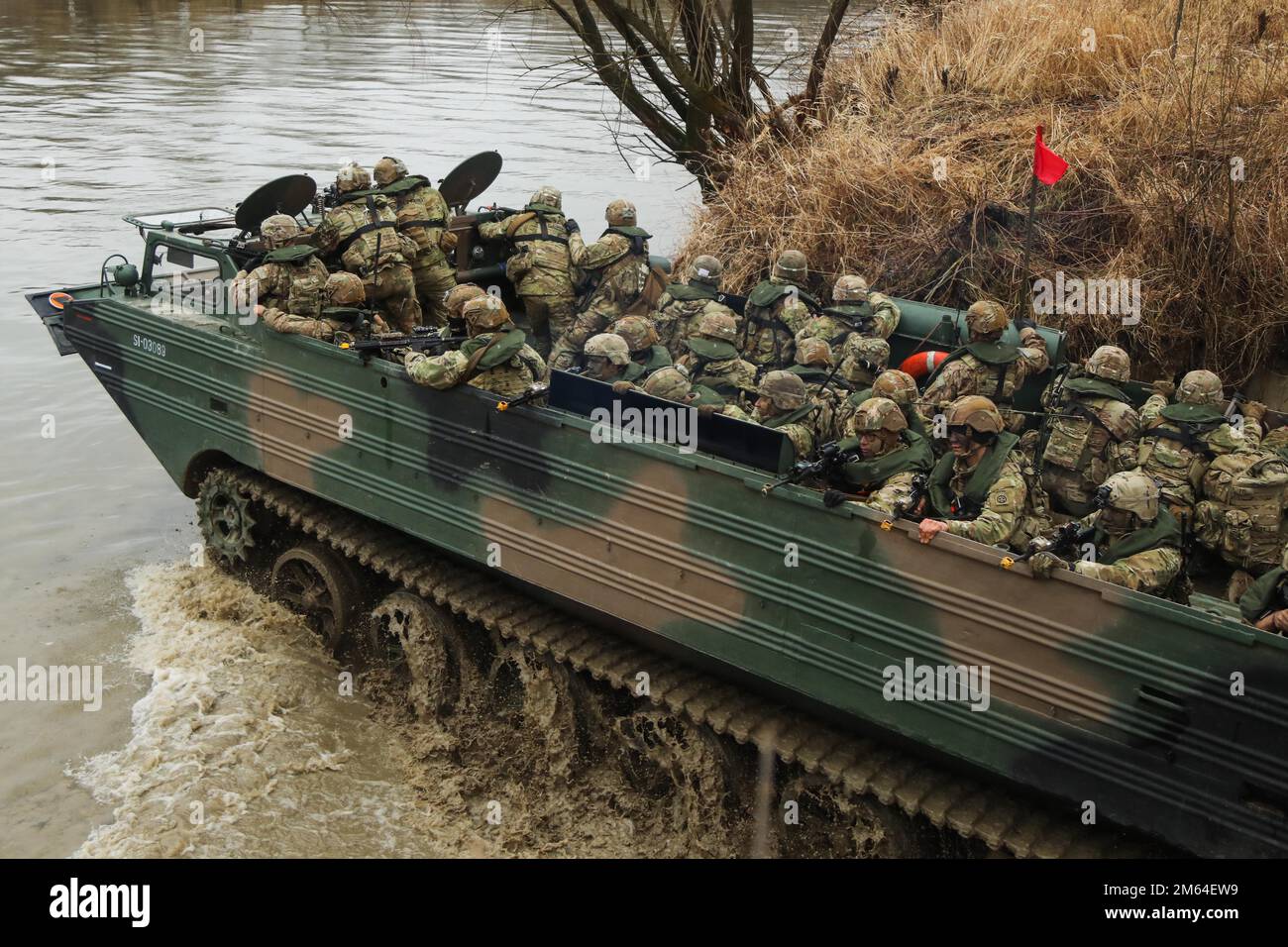 USA Fallschirmjäger des 1. Bataillons, des 508. Fallschirm-Infanterie-Regiments, des 3. Brigaden-Kampfteams, der 82. Luftwaffe, überqueren einen Fluss in einem polnischen Amphibienfahrzeug während einer kombinierten Übung in der Nähe von Zamosc, Polen, März 31. Das 3. Brigaden-Kampfteam, 82. ABN. Div Wird zur Unterstützung der US-Regierung eingesetzt Europäisches Kommando, um unseren Alliierten zu versichern, dass sie jede Aggression gegen die NATO-Allianz abschrecken. Stockfoto