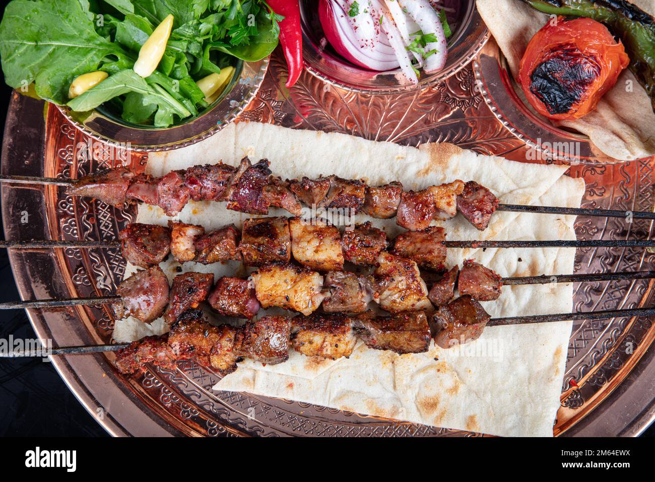 Leberkebab, einer von Adanas besonderen Geschmäckern. Street Flavors. Gegrillte Rinderleber auf Spießen, mit Teriyaki oder Sojasoße. Ciger-Kebab, Tisch, Leber auf Platz Stockfoto