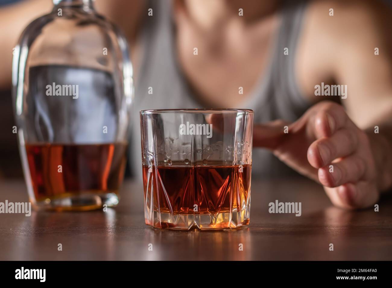 Alkoholismus, Alkoholabhängigkeit und Menschen Konzept - männlicher ...