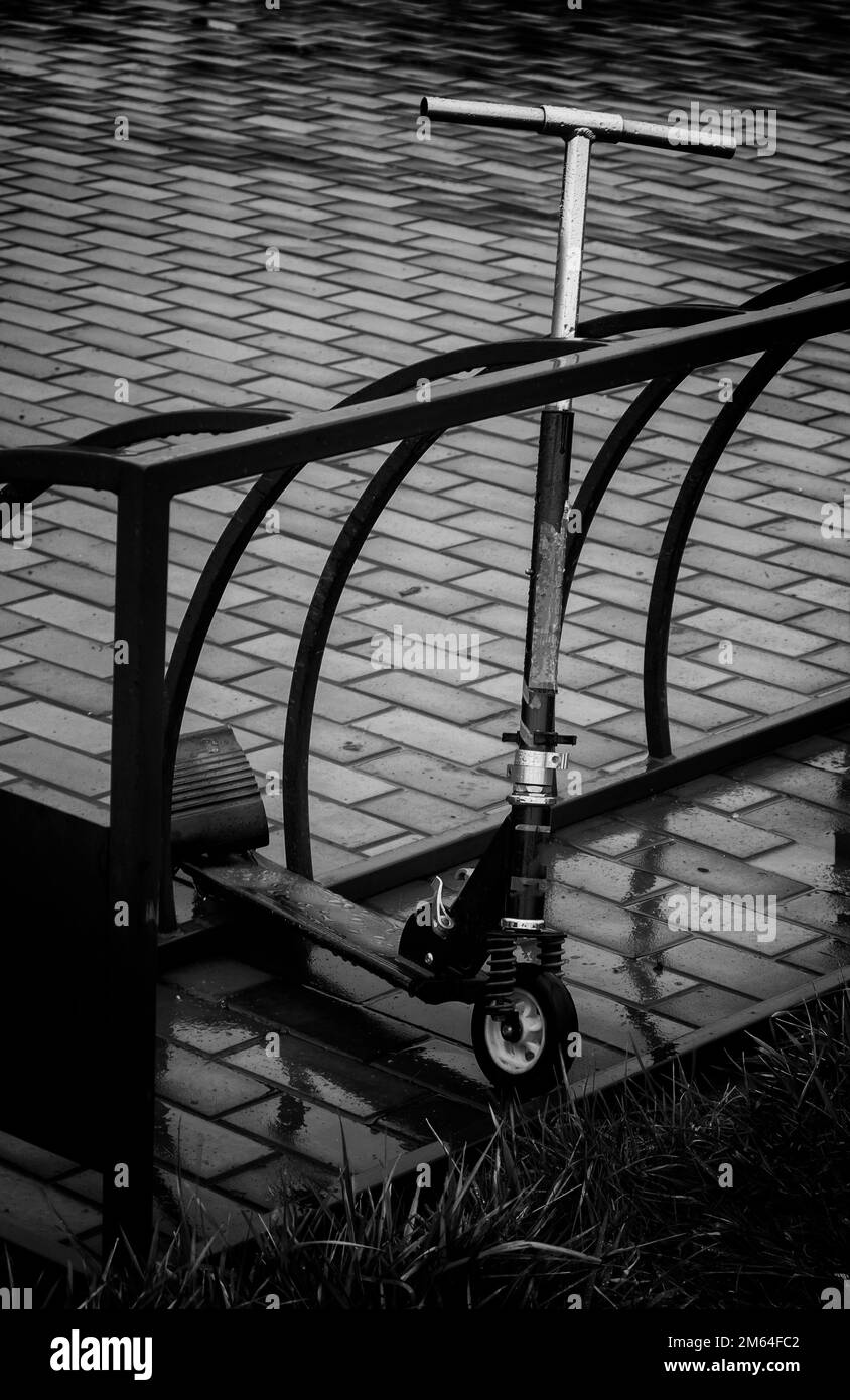Ein Kinderroller steht allein auf dem Parkplatz. Stockfoto