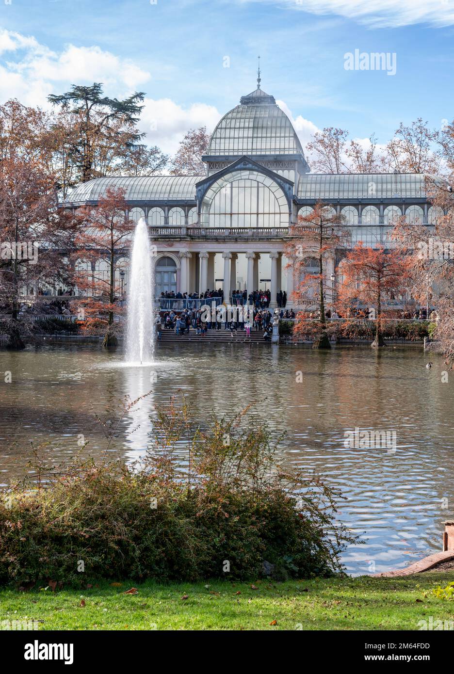 Kristallpalast-Glaspavillon im Buen Retiro Park in Madrid, Spanien, am 11. Dezember 2022 Stockfoto