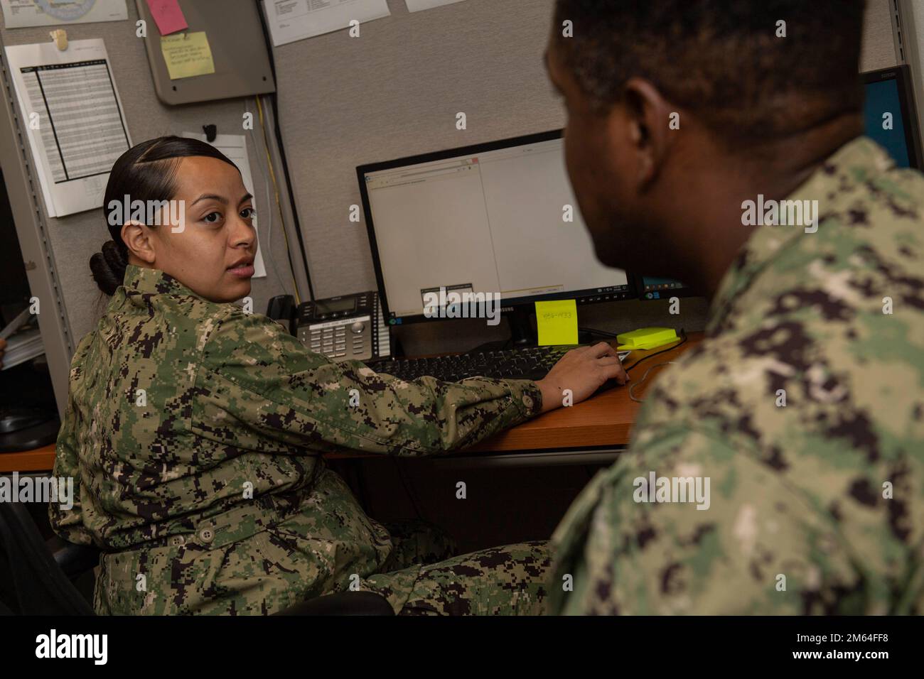 MARINESTÜTZPUNKT SAN DIEGO (31. März 2022) Boatswain's Mate 2. Class Alejandrina Kiel erhält im Rahmen des Artemis-Programms eine Schulung zu administrativen Aufgaben. Das Artemis-Programm soll erwartenden Seeleuten Zugang zu einer Vielzahl hilfreicher Ressourcen bieten und ihnen Verwaltungskenntnisse der Navy vermitteln, damit sie die Einsatzbereitschaft und ihre Rolle als Mütter in Einklang bringen können. Stockfoto