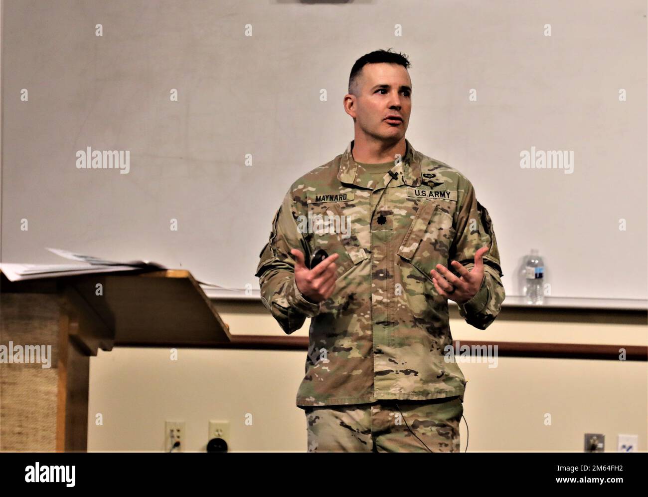 Garrison Stellvertretender Befehlshaber LT. Chad Maynard gibt am 31. März 2022 ein Briefing an die Arbeiter von Fort McCoy Garrison in Gebäude 60 in Fort McCoy, Wisconsin. Das jährliche Briefing des Kommandanten informiert die Belegschaft über die aktuellen Strategien und Aktionen der Garnison und bietet Zukunftsperspektiven. Stockfoto