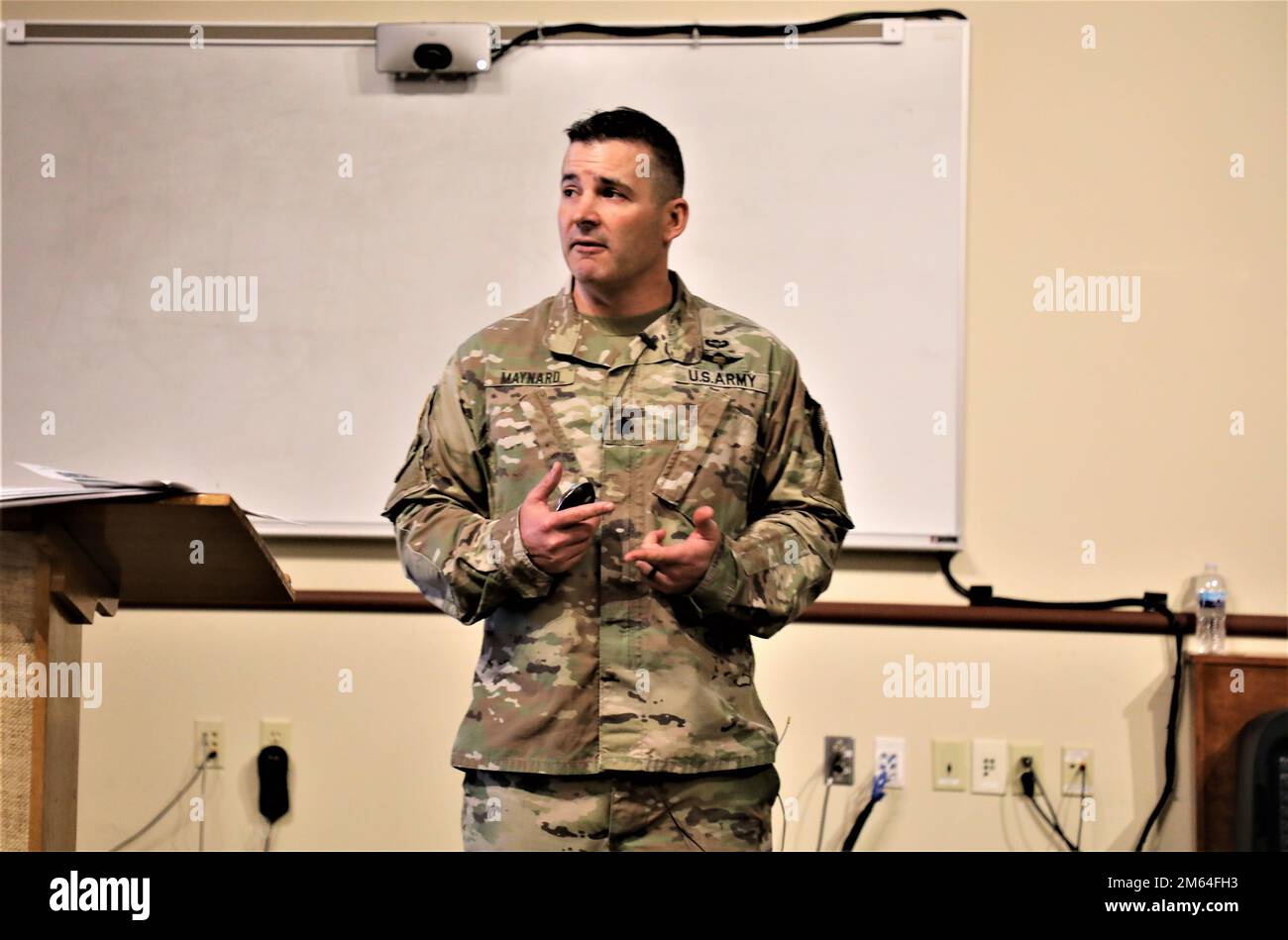 Garrison Stellvertretender Befehlshaber LT. Chad Maynard gibt am 31. März 2022 ein Briefing an die Arbeiter von Fort McCoy Garrison in Gebäude 60 in Fort McCoy, Wisconsin. Das jährliche Briefing des Kommandanten informiert die Belegschaft über die aktuellen Strategien und Aktionen der Garnison und bietet Zukunftsperspektiven. Stockfoto