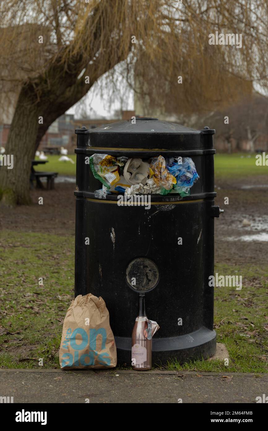 Überlaufender Müll oder Müll nach Silvesterpartys in einem Park am Flussufer Stockfoto