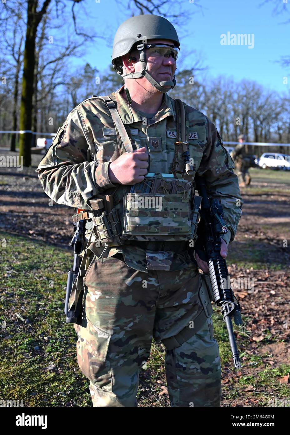 Tech. Sgt. Gary Roy, 157. Civil Engineer Squadron, 157. Air Tanken Wing, New Hampshire Air National Guard, Peers beim Pistolenspiel während der Winston P. Wilson Pistol and Rifle Championships 51., 31. März 2022, in Camp Robinson, Arkansas. Zwei 4-Mann-Truppen von NHNG-Soldaten und Flugzeugen konkurrierten während des einwöchigen Events gegen Schützen aus der ganzen Welt. Roy nutzte jahrelange Erfahrung als ehemaliger US-amerikanischer Staatsangehöriger Marinewettkampfschütze hilft Team Bravo in New Hampshire dabei, 20. von 47 Teams zu schaffen. Stockfoto