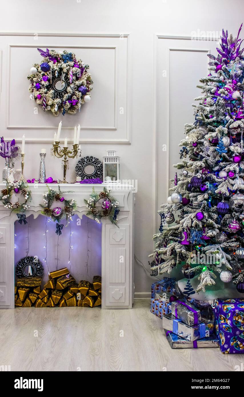 Ein dekorierter Weihnachtsbaum steht im Wohnzimmer. Stockfoto