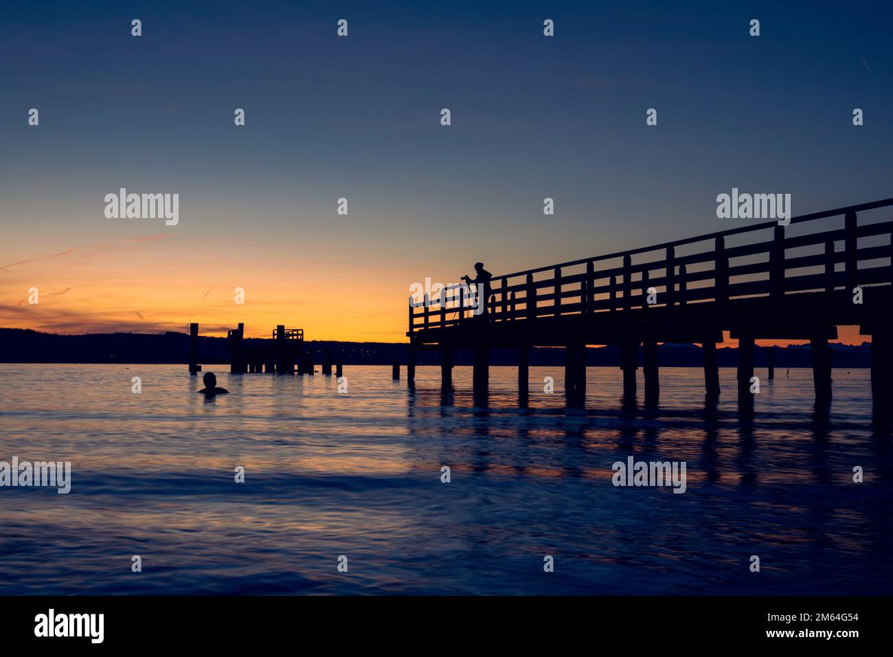 Wunderschöner Sonnenaufgang am See Ammersee Bayern Stockfoto