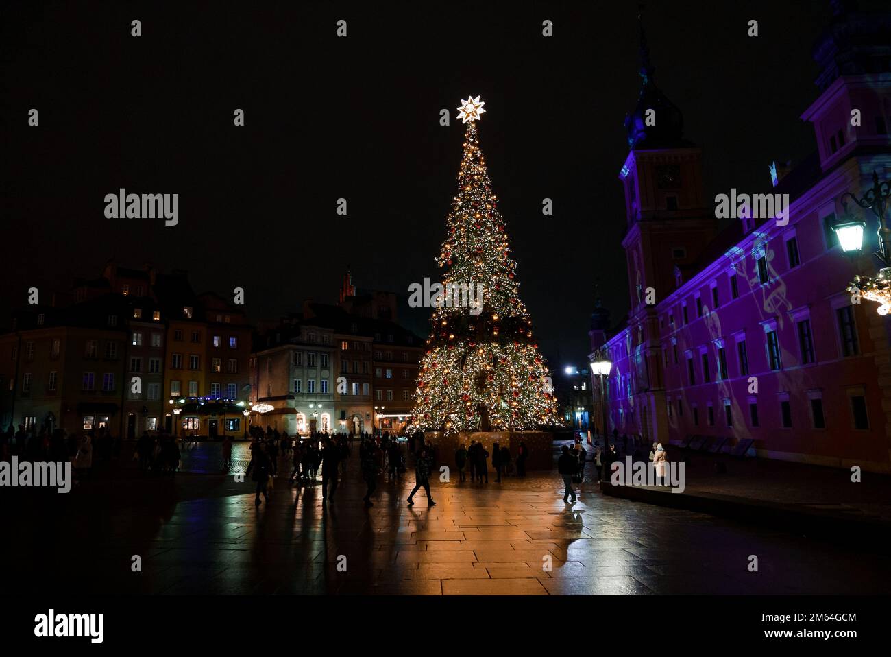 Wunderschöner Weihnachtsbaum mitten in der europäischen Altstadt von Warschau. Stockfoto