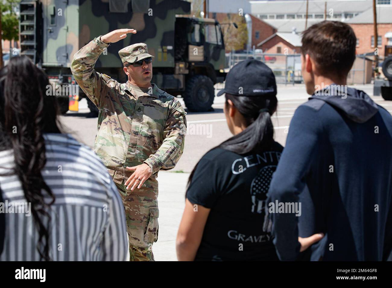 Ein nicht kommissionierter Offizier des 93. Militärpolizeibataillons unterhält sich am 31. März 2022 in Fort Bliss, Texas, mit anderen Soldaten der war Eagle und ihren Ehepartnern. Im Rahmen der Veranstaltung „Crossed Pistols“ des Bataillons konnten die Ehegatten dank Experten aus der ganzen Einheit den Tag auf der 93. Mrd. EUR verbringen. Und erleben Sie einen Tag im Leben ihres Soldaten. Stockfoto