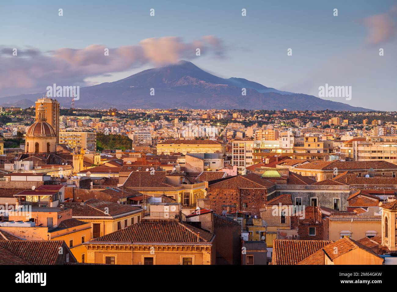 Skyline von Catania, Sizilien und Italien mit Mt. Ätna in der Dämmerung. Stockfoto