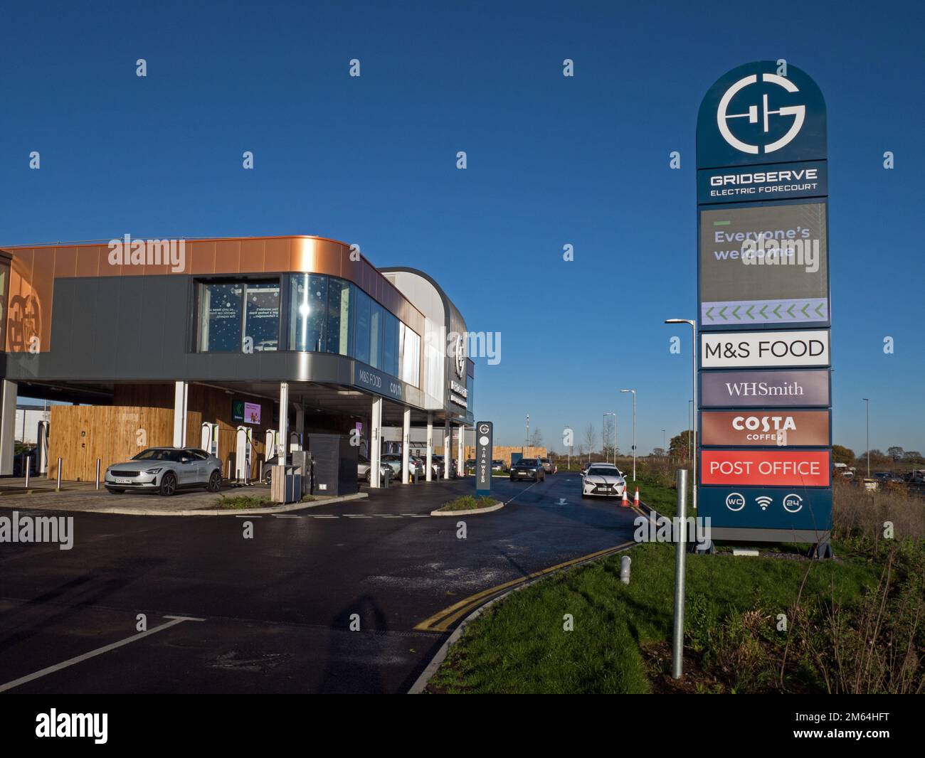 Vorplatz von Gridserve Electric zum Aufladen von Elektrofahrzeugen mit Einzelhandelsgeschäften, Raststätten und Erfrischungsmöglichkeiten, Broadland Gate, Norwich, Norfolk, England, UK Stockfoto