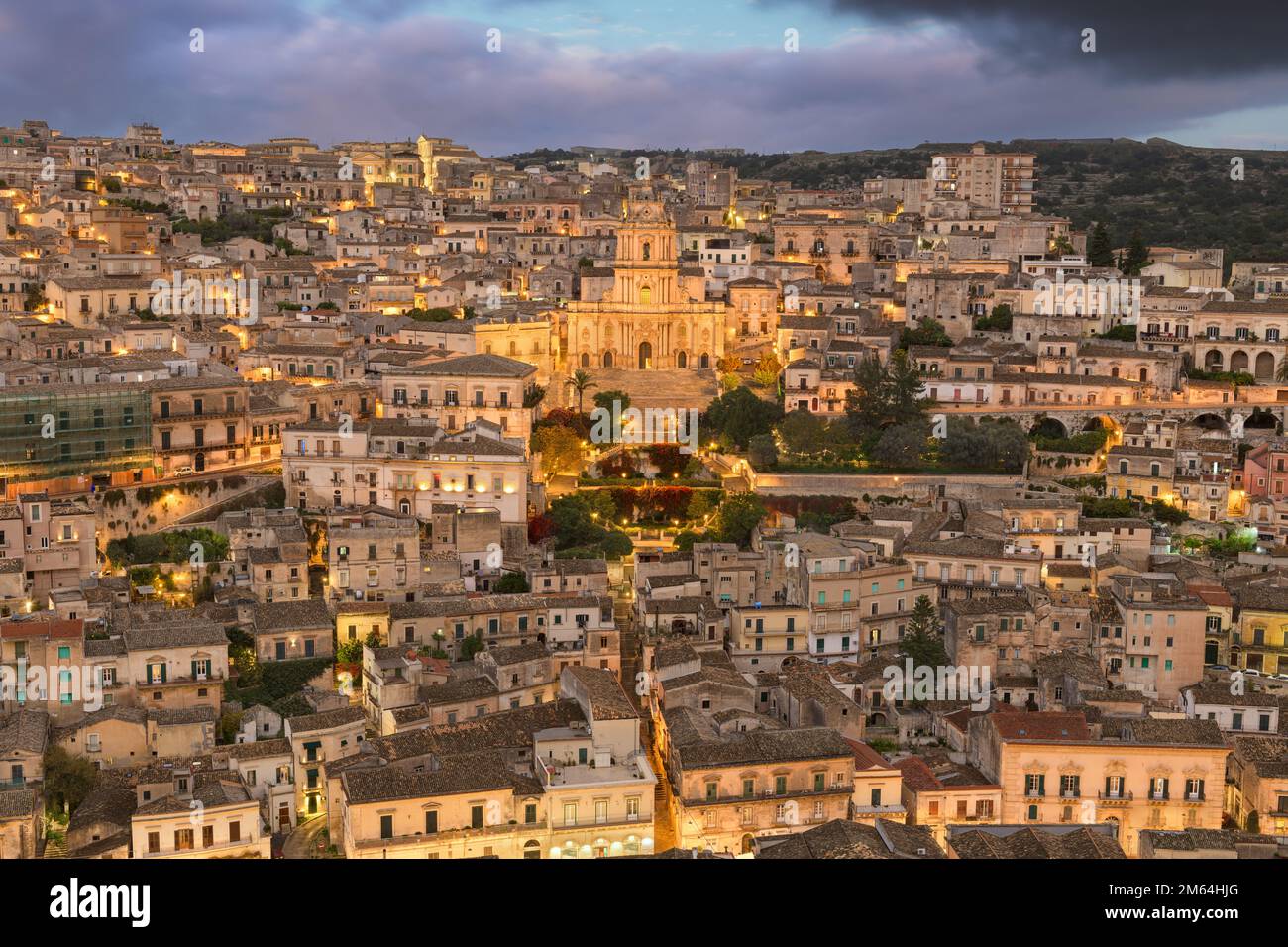 Modica, Sizilien, Italien mit der Kathedrale von San Giorgio in der Abenddämmerung. Stockfoto