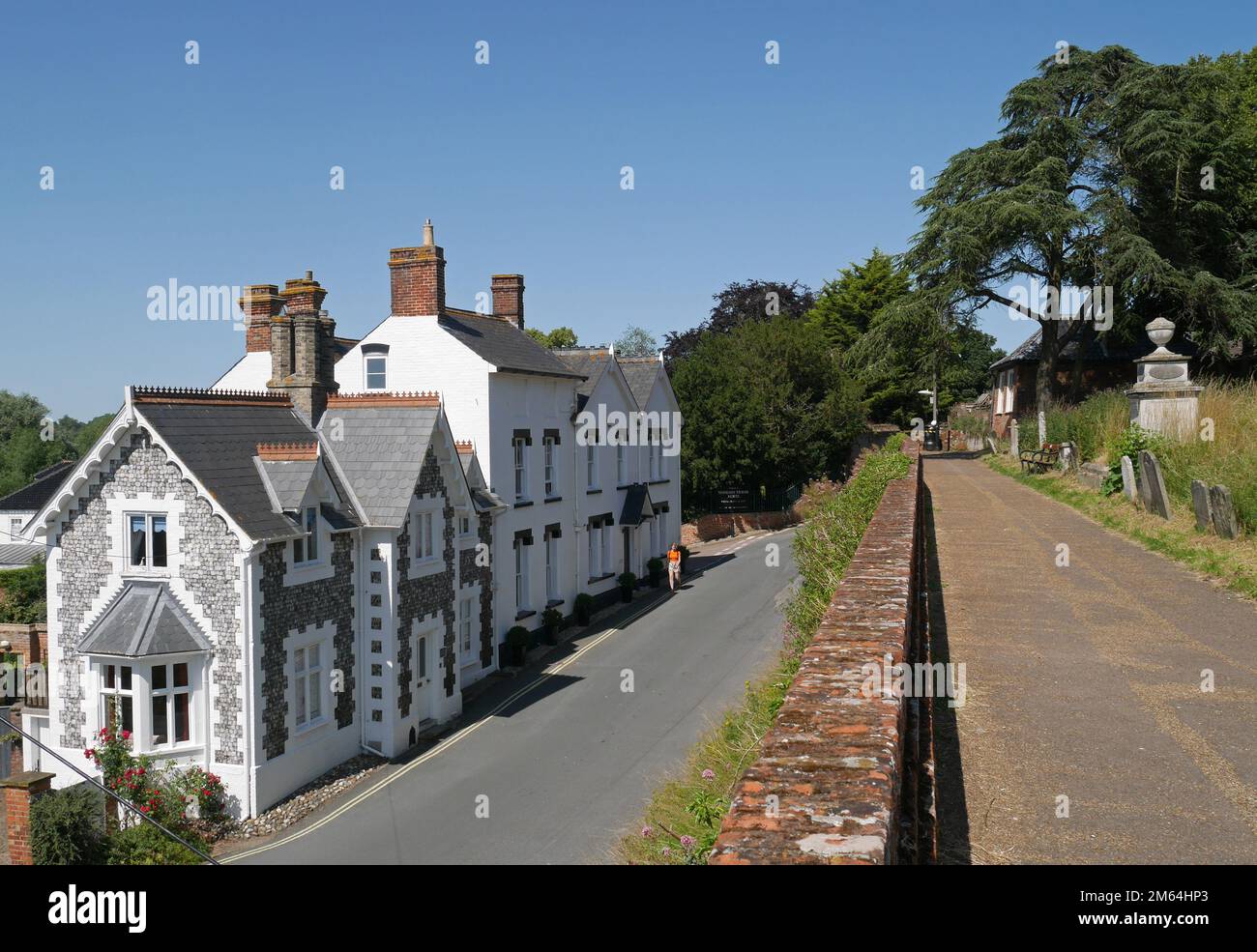 Erholte historische Gebäude in Flint in Puddingmore gegenüber der St. Michael's Church, Beccles, Suffolk, England, Großbritannien Stockfoto