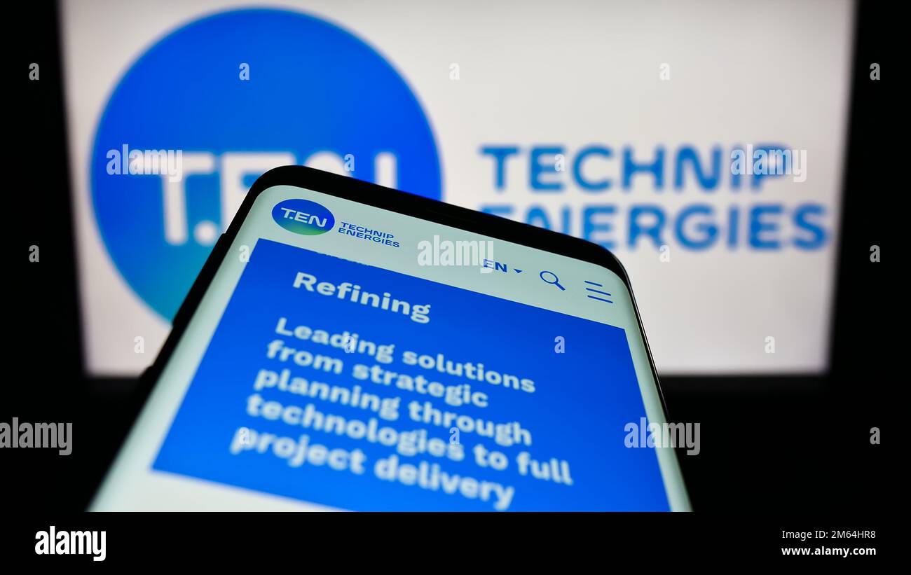 Smartphone mit Webseite des französischen Ingenieurunternehmens Technip Energies N.V. auf dem Bildschirm vor dem Logo. Fokus auf oberer linker Seite des Telefondisplays. Stockfoto