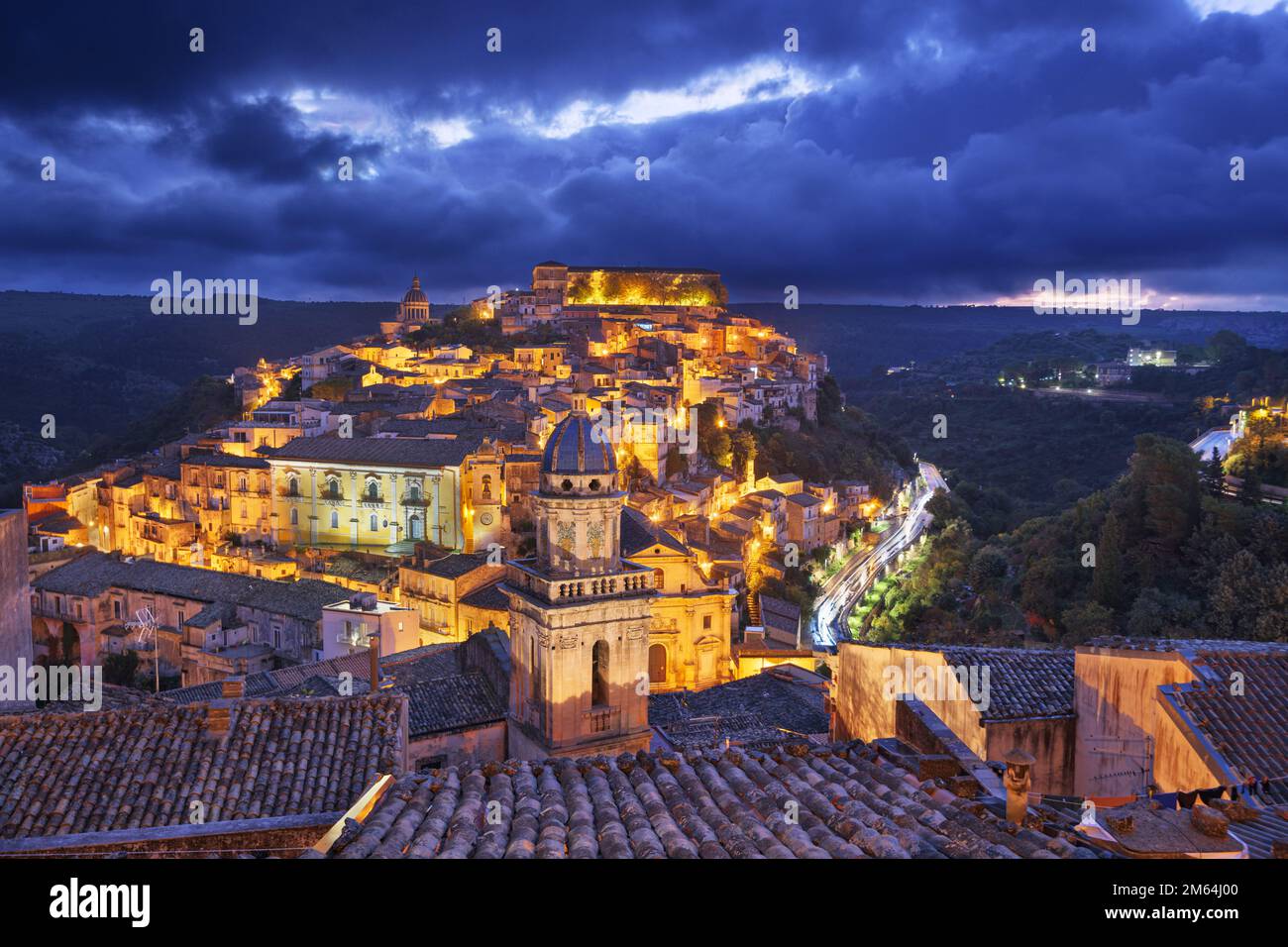 Ragusa Ibla, Italien, Blick auf die Stadt bei Dämmerung in Sizilien. Stockfoto