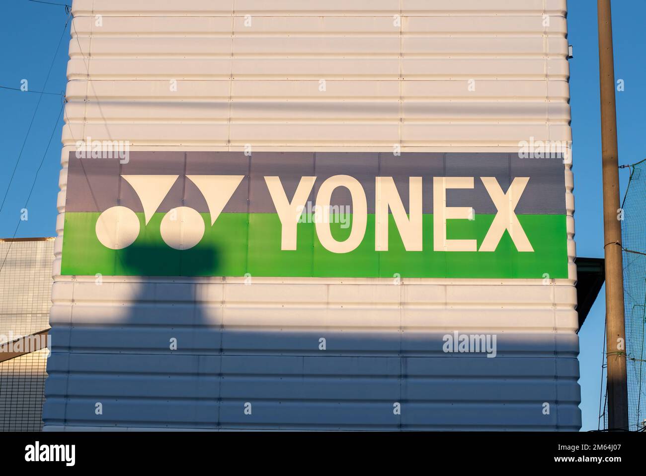 Yonex Sportlogo an der Wand eines Golfzentrums Stockfoto