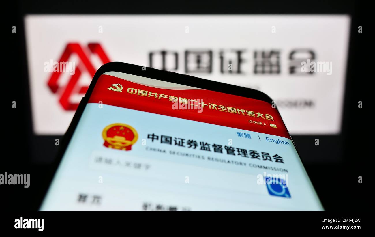 Smartphone mit Website der chinesischen Wertpapieraufsichtsbehörde (CSRC) auf dem Bildschirm vor dem Logo. Fokus auf oberer linker Seite des Telefondisplays. Stockfoto