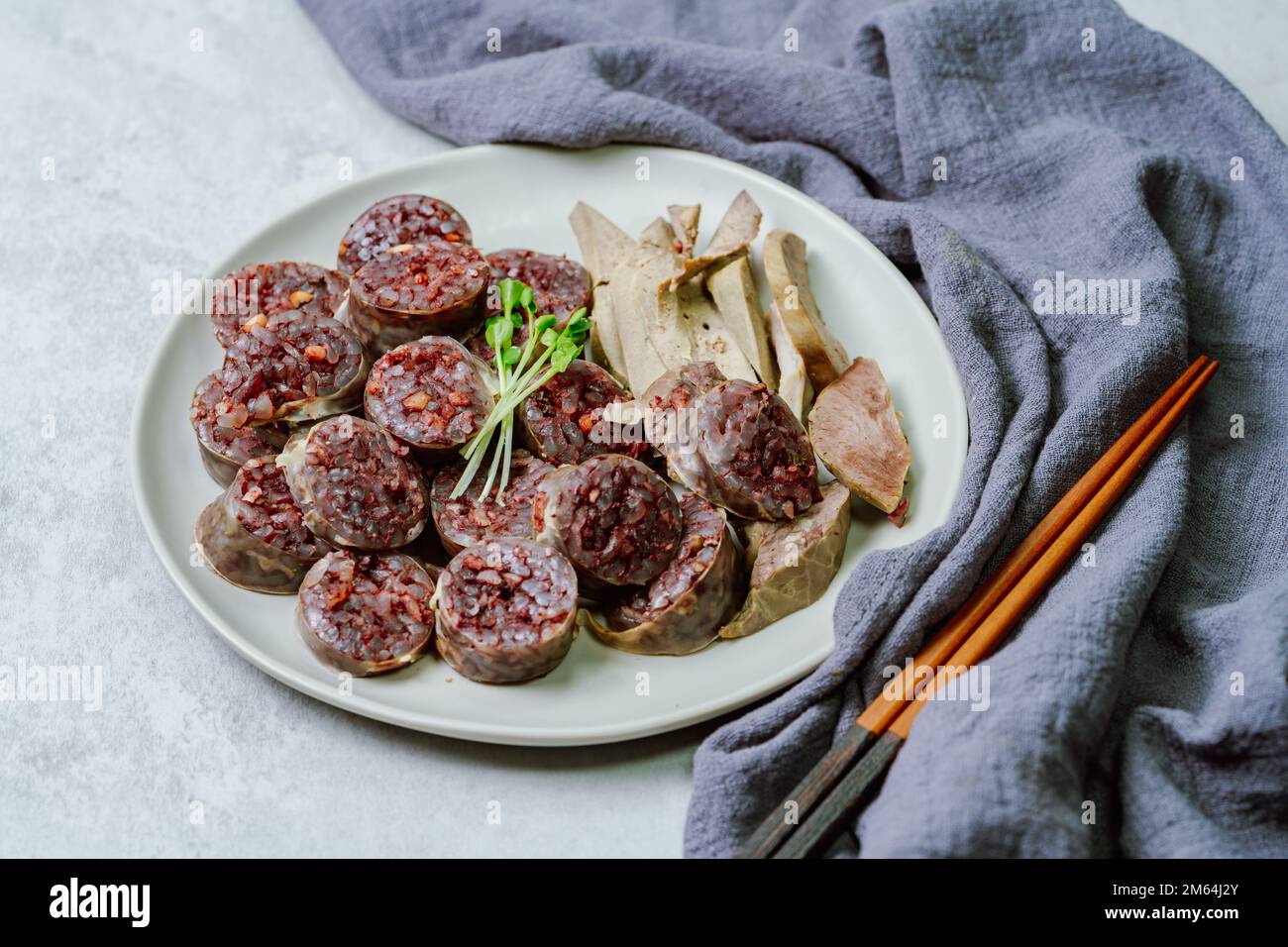 Eisbecher, koreanische Blutwurst : Schweinedärme gefüllt mit Glasnudeln, Gemüse, süßem Reis, gerinntem Schweineblut (Seonji) und gedämpft. Variat Stockfoto