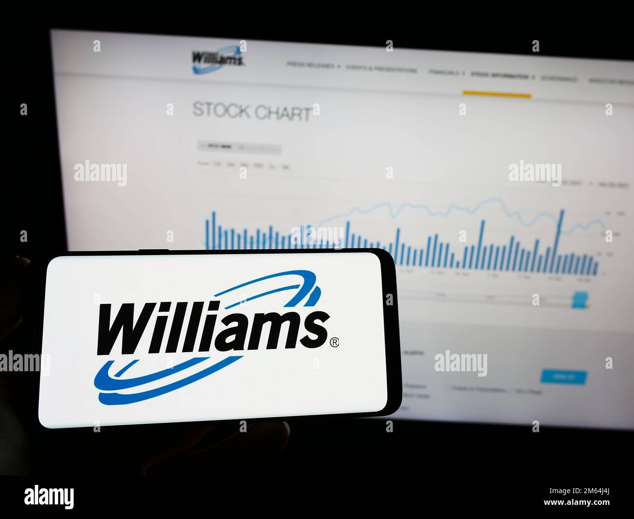 Person, die ein Mobiltelefon mit dem Logo des amerikanischen Energieunternehmens Williams Companies Inc. Auf dem Bildschirm vor der Webseite hält. Konzentrieren Sie sich auf das Display des Telefons. Stockfoto