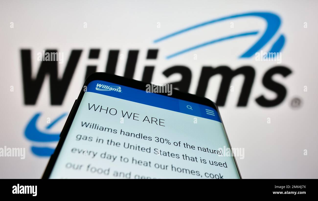 Mobiltelefon mit Webseite des US-amerikanischen Energieunternehmens Williams Companies Inc. Auf dem Bildschirm vor dem Unternehmenslogo. Fokus auf oberer linker Seite des Telefondisplays. Stockfoto