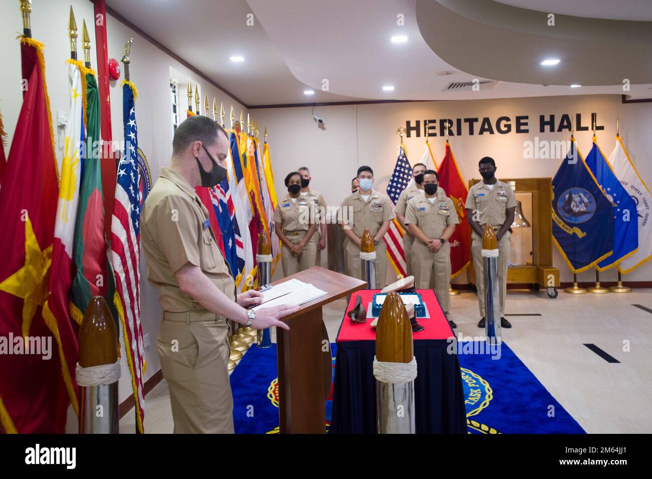 220401-N-HG389-0006 SINGAPUR (1. April 2022) - Chief Quartermaster Jason Copeland, der der operativen Abteilung des Kommandanten Logistics Group Western Pacific/Task Force 73 (COMLOG WESTPAC) zugewiesen ist, gibt während der 129. Geburtstagsfeier des Chief Petty Officer bei COMLOG WESTPAC Eröffnungsrede. Stockfoto