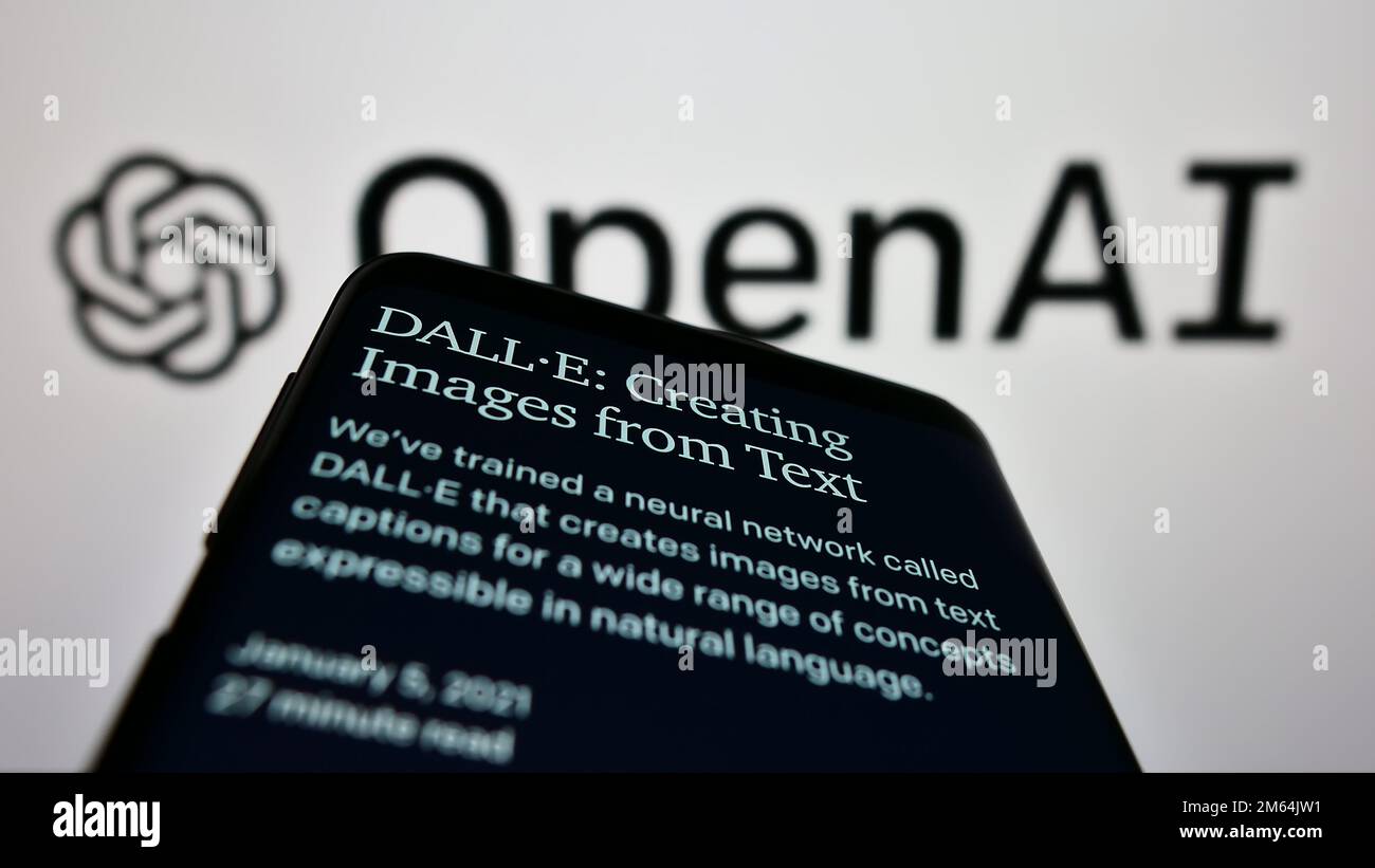 Mobiltelefon mit Website des amerikanischen Unternehmens OpenAI LLC für künstliche Intelligenz auf dem Bildschirm vor dem Logo. Fokus auf oberer linker Seite des Telefondisplays. Stockfoto