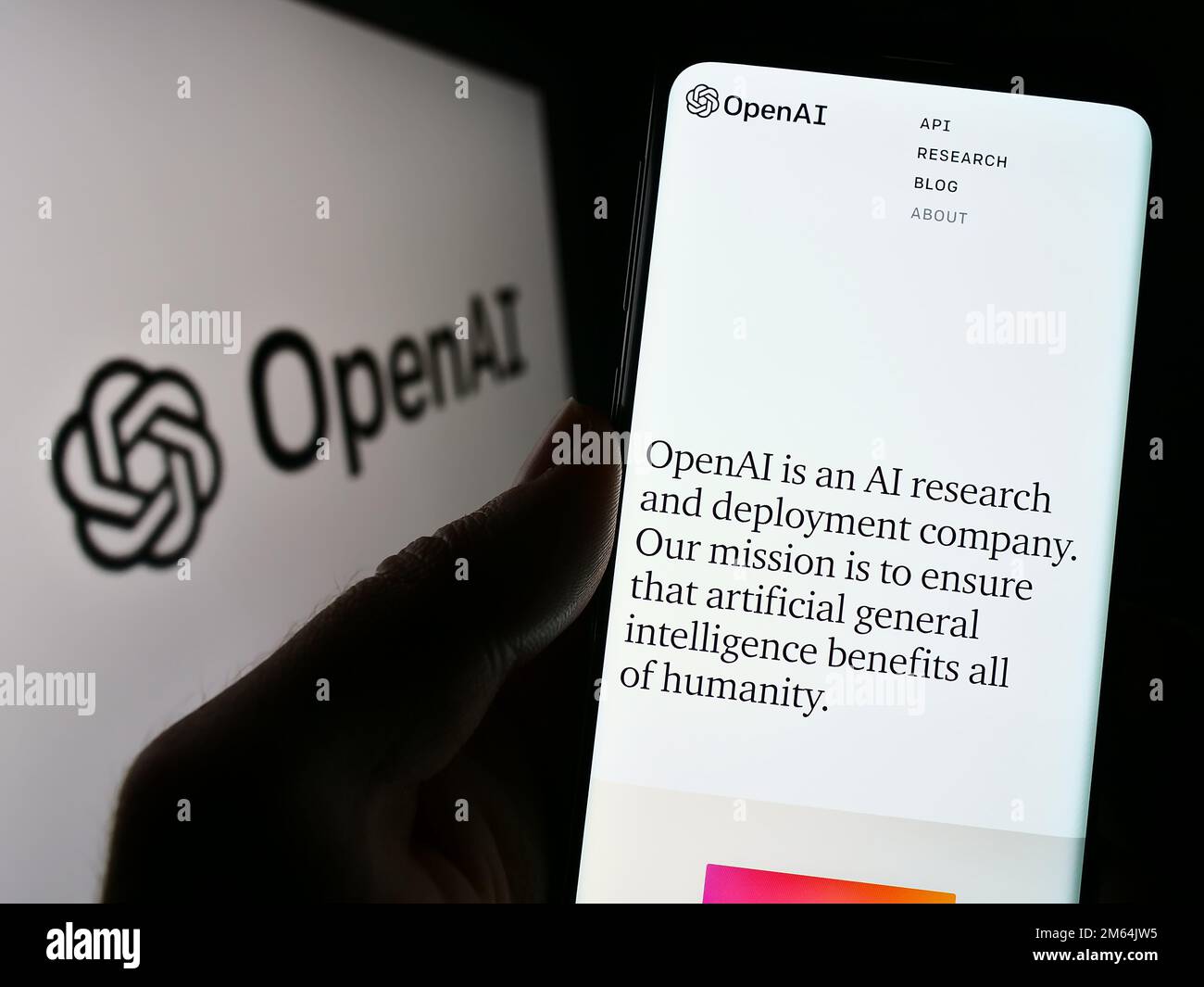 Person, die ein Smartphone mit einer Webseite des US-amerikanischen Unternehmens OpenAI LLC für künstliche Intelligenz auf dem Bildschirm mit Logo hält. Konzentrieren Sie sich auf die Mitte des Telefondisplays. Stockfoto