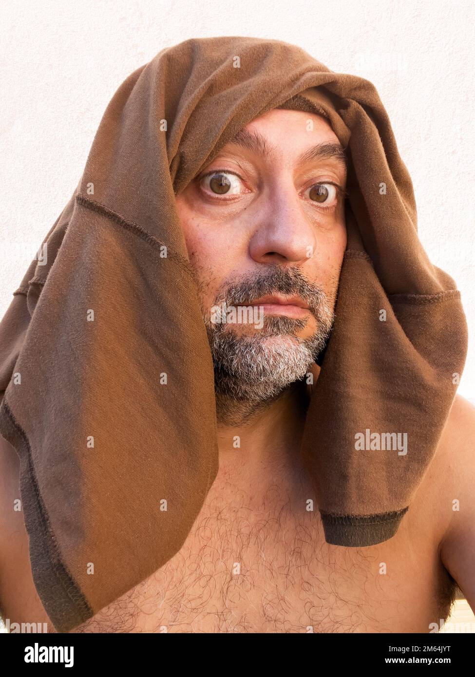 Junger Mann, der jesus imitiert Stockfoto