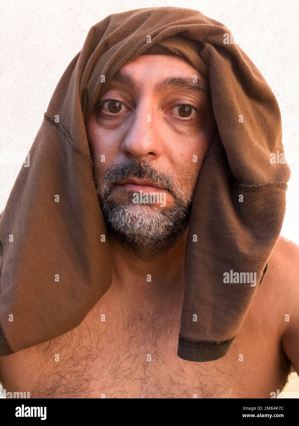 Junger Mann, der jesus imitiert Stockfoto