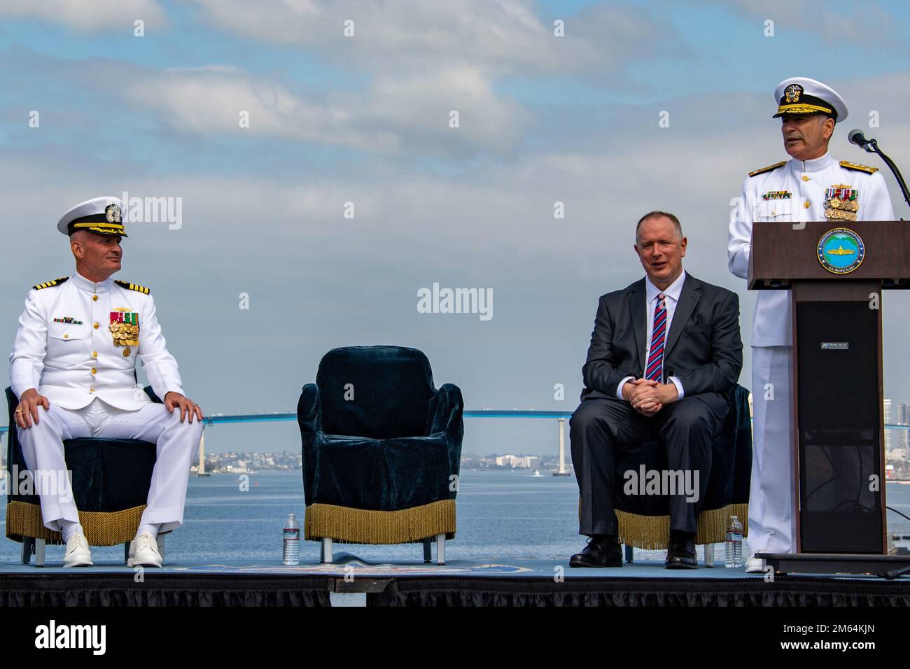 SAN DIEGO (1. April 2022) – Vice ADM. Roy Kitchener, Commander, Naval Surface Forces, USA Pacific Fleet, rechts, gibt während einer Ruhestandszeremonie für Captain Matthew McGonigle, Left, auf dem Flugdeck des Kampfschiffs USS Coronado der Unabhängigkeitsklasse (LCS 4) Bemerkungen ab. Stockfoto