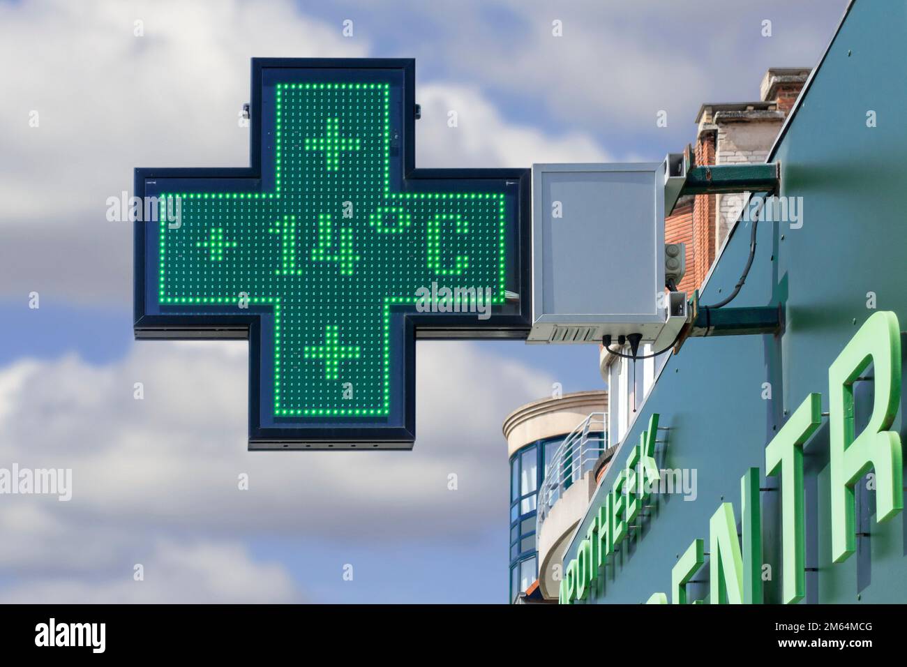 Das Thermometer auf dem Bildschirm der Apotheke zeigt im Winter eine extrem warme Temperatur von 14 Grad Celsius / 14 °C / 14 °C an. Digital Composite Stockfoto