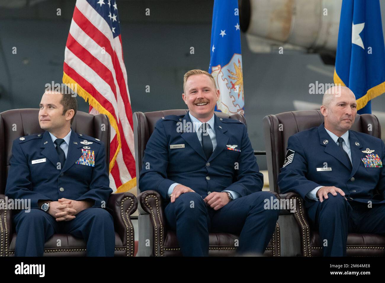 LT. Oberstleutnant Dominic Calderon (links), 1. LT. Kyle Anderson und Master Sgt. Silva Foster, vom 301. Luftwaffenstaffel, genießen Sie den Moment während ihrer berühmten Zeremonie am 1. April 2022 auf dem Luftwaffenstützpunkt Travis, Kalifornien Stockfoto