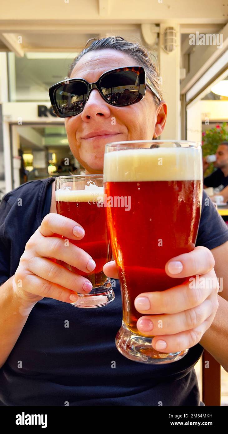 Porträt eines Jungen mit Gläsern Bier Stockfoto