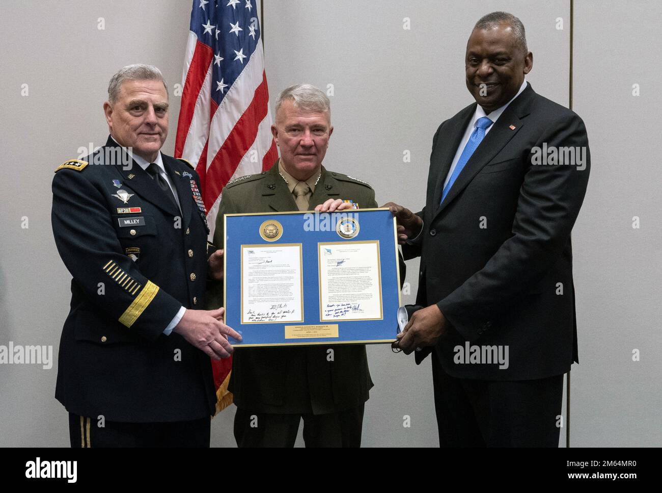 Verteidigungsminister Lloyd J. Austin III. Und Vorsitzender der Stabschefs, General Mark A. Milley, präsentiert den scheidenden Befehlshaber der USA Zentralkommando, USA Marinekorps-General Kenneth F. McKenzie Jr., mit einem Geschenk zur Anerkennung seines über vier Jahrzehnte währenden Dienstes für die Nation, Tampa, Florida, 1. April 2022. (DoD-Foto von Lisa Ferdinando) Stockfoto