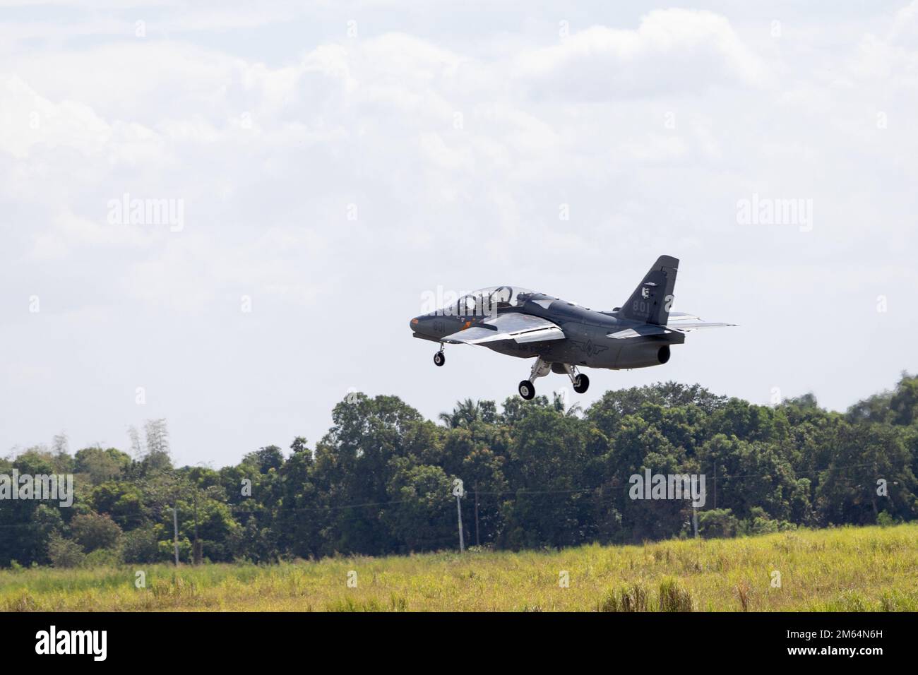 Eine philippinische Luftwaffe FA-50 startete während der Übung Balikatan 22 auf dem Luftwaffenstützpunkt Basa, Philippinen, am 1. April 2022 für eine bilaterale Ausbildungsmission. Balikatan ist eine jährliche Übung zwischen den Streitkräften der Philippinen und dem US-Militär, die darauf abzielt, die bilaterale Interoperabilität, Fähigkeiten, Vertrauen und Zusammenarbeit zu stärken, die über Jahrzehnte hinweg aus gemeinsamen Erfahrungen aufgebaut wurden. Balikatan 22 ist die 37. Wiederholung der Übung und fällt mit dem 75. Jahrestag der US-philippinischen Sicherheitszusammenarbeit zusammen. Stockfoto