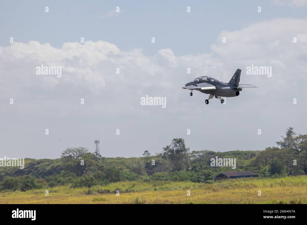 Eine philippinische Luftwaffe FA-50 startete während der Übung Balikatan 22 auf dem Luftwaffenstützpunkt Basa, Philippinen, am 1. April 2022 für eine bilaterale Ausbildungsmission. Balikatan ist eine jährliche Übung zwischen den Streitkräften der Philippinen und dem US-Militär, die darauf abzielt, die bilaterale Interoperabilität, Fähigkeiten, Vertrauen und Zusammenarbeit zu stärken, die über Jahrzehnte hinweg aus gemeinsamen Erfahrungen aufgebaut wurden. Balikatan 22 ist die 37. Wiederholung der Übung und fällt mit dem 75. Jahrestag der US-philippinischen Sicherheitszusammenarbeit zusammen. Stockfoto