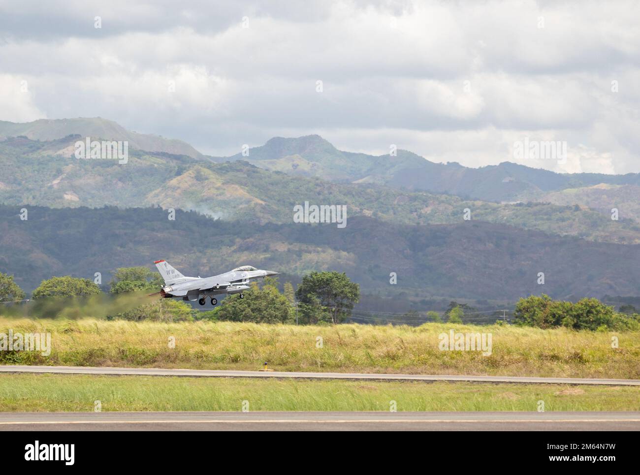 EIN US-AMERIKANISCHER Air Force F-16 Fighting Falcon zugewiesen zu 13. Fighter Squadron, 35. Fighter Wing, startet für eine bilaterale Air Defense Training Mission während der Übung Balikatan 22 am Basa Air Base, Philippinen, 1. April 2022. Balikatan ist eine jährliche Übung zwischen den Streitkräften der Philippinen und dem US-Militär, die darauf abzielt, die bilaterale Interoperabilität, Fähigkeiten, Vertrauen und Zusammenarbeit zu stärken, die über Jahrzehnte hinweg aus gemeinsamen Erfahrungen aufgebaut wurden. Balikatan 22 ist die 37. Wiederholung der Übung und fällt mit dem 75. Jahrestag der US-philippinischen Sicherheitszusammenarbeit zusammen. Stockfoto