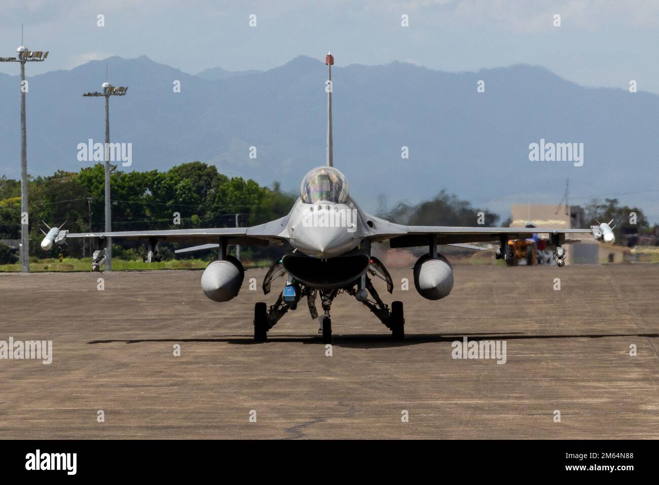 EIN US-AMERIKANISCHER Air Force F-16 Fighting Falcon zugewiesen zu 13. Fighter Squadron, 35. Fighter Wing, nimmt an einer bilateralen Air Defense Training Mission während der Übung Balikatan 22 am Basa Air Base, Philippinen, am 1. April 2022 Teil. Balikatan ist eine jährliche Übung zwischen den Streitkräften der Philippinen und dem US-Militär, die darauf abzielt, die bilaterale Interoperabilität, Fähigkeiten, Vertrauen und Zusammenarbeit zu stärken, die über Jahrzehnte hinweg aus gemeinsamen Erfahrungen aufgebaut wurden. Balikatan 22 ist die 37. Wiederholung der Übung und fällt mit dem 75. Jahrestag der US-philippinischen Sicherheitszusammenarbeit zusammen. Stockfoto