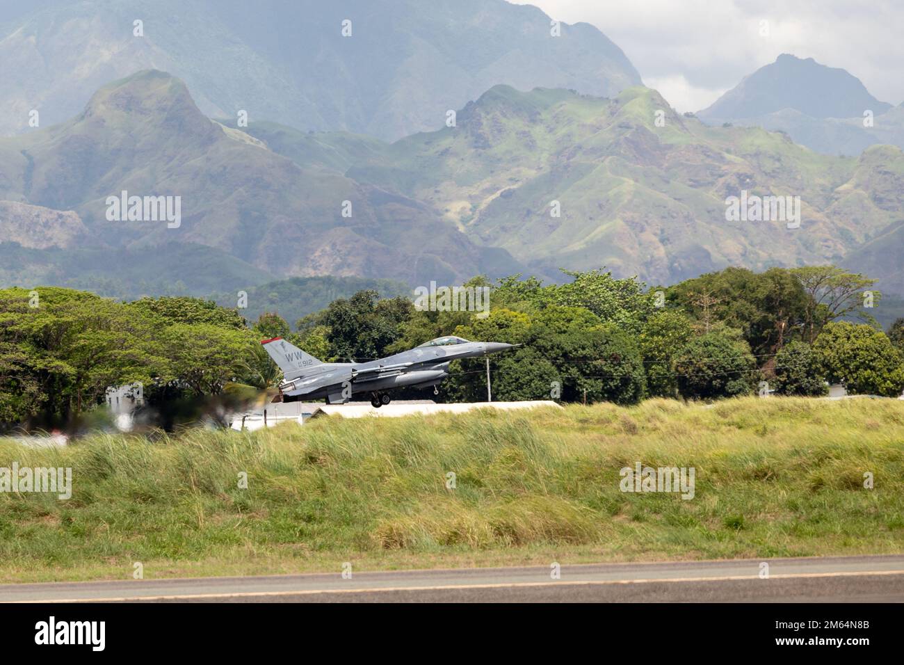 EIN US-AMERIKANISCHER Air Force F-16 Fighting Falcon zugewiesen zu 13. Fighter Squadron, 35. Fighter Wing, startet für eine bilaterale Air Defense Training Mission während der Übung Balikatan 22 am Basa Air Base, Philippinen, 1. April 2022. Balikatan ist eine jährliche Übung zwischen den Streitkräften der Philippinen und dem US-Militär, die darauf abzielt, die bilaterale Interoperabilität, Fähigkeiten, Vertrauen und Zusammenarbeit zu stärken, die über Jahrzehnte hinweg aus gemeinsamen Erfahrungen aufgebaut wurden. Balikatan 22 ist die 37. Wiederholung der Übung und fällt mit dem 75. Jahrestag der US-philippinischen Sicherheitszusammenarbeit zusammen. Stockfoto