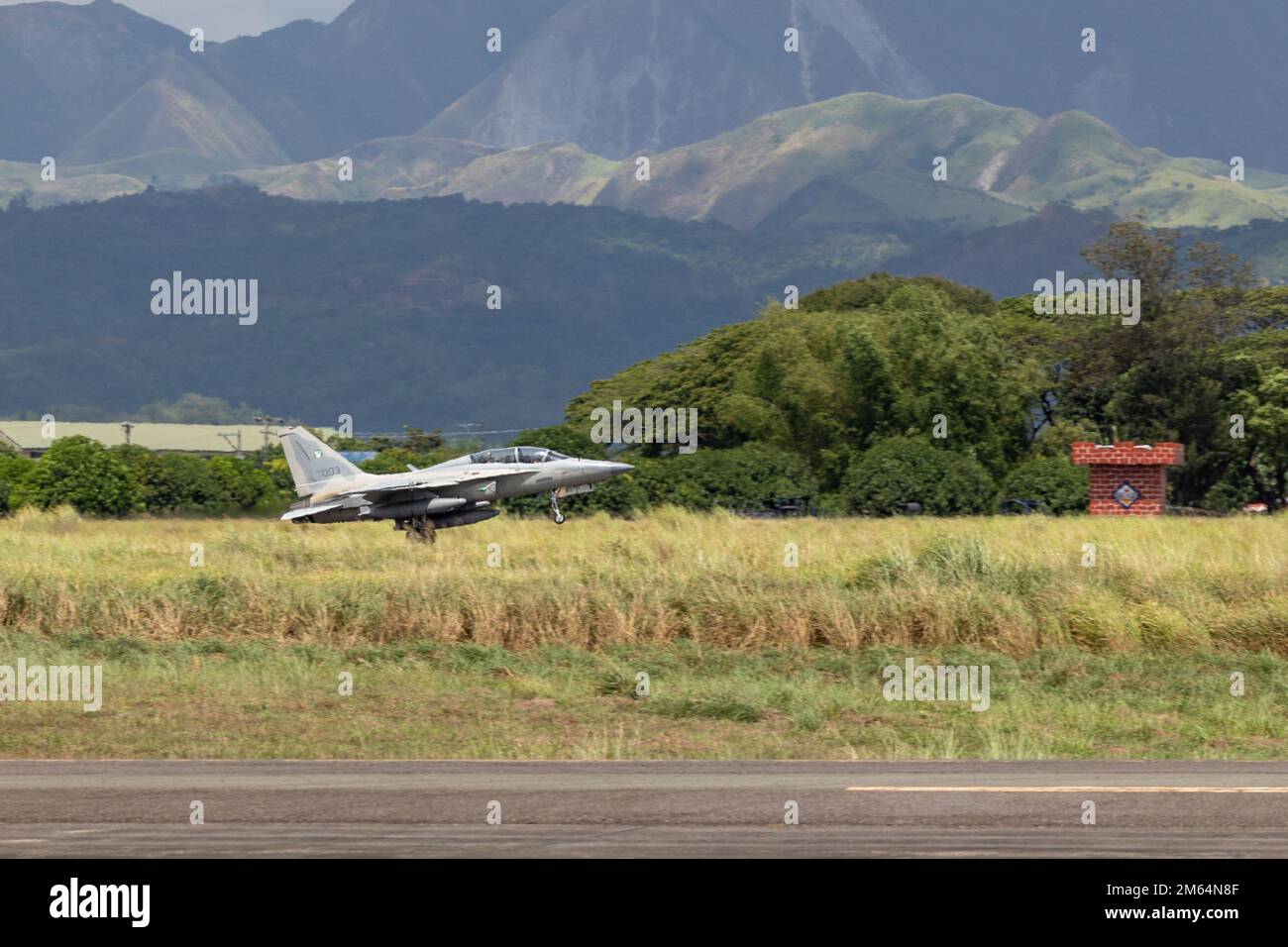 Eine philippinische Luftwaffe FA-50 startete während der Übung Balikatan 22 auf dem Luftwaffenstützpunkt Basa, Philippinen, am 1. April 2022 für eine bilaterale Ausbildungsmission. Balikatan ist eine jährliche Übung zwischen den Streitkräften der Philippinen und dem US-Militär, die darauf abzielt, die bilaterale Interoperabilität, Fähigkeiten, Vertrauen und Zusammenarbeit zu stärken, die über Jahrzehnte hinweg aus gemeinsamen Erfahrungen aufgebaut wurden. Balikatan 22 ist die 37. Wiederholung der Übung und fällt mit dem 75. Jahrestag der US-philippinischen Sicherheitszusammenarbeit zusammen. Stockfoto