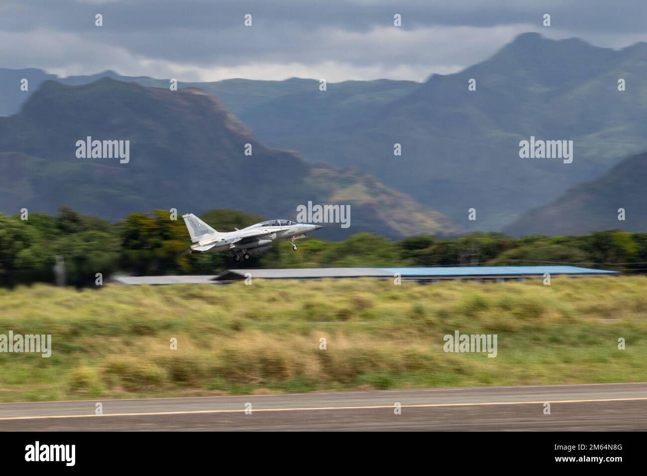 Eine philippinische Luftwaffe FA-50 startete während der Übung Balikatan 22 auf dem Luftwaffenstützpunkt Basa, Philippinen, am 1. April 2022 für eine bilaterale Ausbildungsmission. Balikatan ist eine jährliche Übung zwischen den Streitkräften der Philippinen und dem US-Militär, die darauf abzielt, die bilaterale Interoperabilität, Fähigkeiten, Vertrauen und Zusammenarbeit zu stärken, die über Jahrzehnte hinweg aus gemeinsamen Erfahrungen aufgebaut wurden. Balikatan 22 ist die 37. Wiederholung der Übung und fällt mit dem 75. Jahrestag der US-philippinischen Sicherheitszusammenarbeit zusammen. Stockfoto