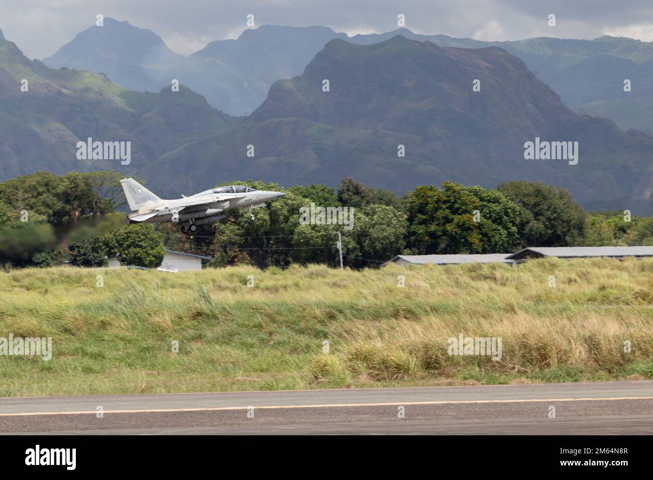 Eine philippinische Luftwaffe FA-50 startete während der Übung Balikatan 22 auf dem Luftwaffenstützpunkt Basa, Philippinen, am 1. April 2022 für eine bilaterale Ausbildungsmission. Balikatan ist eine jährliche Übung zwischen den Streitkräften der Philippinen und dem US-Militär, die darauf abzielt, die bilaterale Interoperabilität, Fähigkeiten, Vertrauen und Zusammenarbeit zu stärken, die über Jahrzehnte hinweg aus gemeinsamen Erfahrungen aufgebaut wurden. Balikatan 22 ist die 37. Wiederholung der Übung und fällt mit dem 75. Jahrestag der US-philippinischen Sicherheitszusammenarbeit zusammen. Stockfoto
