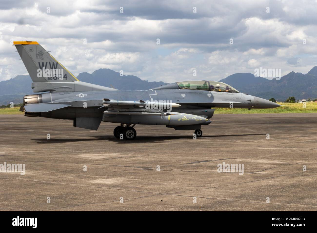 EIN US-AMERIKANISCHER Air Force F-16 Fighting Falcon zugewiesen zu 13. Fighter Squadron, 35. Fighter Wing, nimmt an einer bilateralen Air Defense Training Mission während der Übung Balikatan 22 am Basa Air Base, Philippinen, am 1. April 2022 Teil. Balikatan ist eine jährliche Übung zwischen den Streitkräften der Philippinen und dem US-Militär, die darauf abzielt, die bilaterale Interoperabilität, Fähigkeiten, Vertrauen und Zusammenarbeit zu stärken, die über Jahrzehnte hinweg aus gemeinsamen Erfahrungen aufgebaut wurden. Balikatan 22 ist die 37. Wiederholung der Übung und fällt mit dem 75. Jahrestag der US-philippinischen Sicherheitszusammenarbeit zusammen. Stockfoto