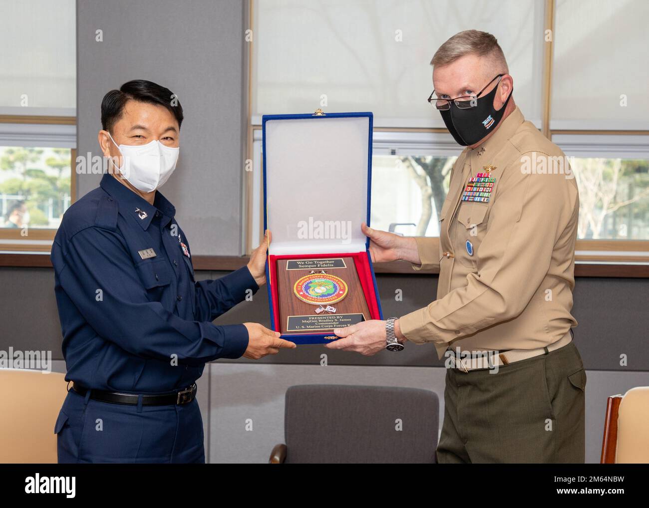 USA Marinekorps, Generalmajor Bradley S. James, USA Marine Corps Forces Korea Commander, Right und Republic of Korea (ROK) Air Force Brigg. General Hong-Cheol Kim, Kanzler der Joint Forces Military University (JFMU), posiert mit einem Geschenk bei JFMU, Daejeon, ROK, 1. April 2022. Durch die Veranstaltung wurde die ironklaffende Allianz zwischen ROK und den USA gestärkt, während ROK-Servicemitgliedern die Möglichkeit gegeben wurde, die Bedeutung von Führung und beruflicher Entwicklung in gemeinsamen und kombinierten Operationen zu erörtern. Stockfoto