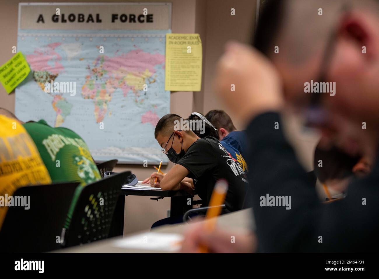 220401-N-PW480-4098 PENSACOLA, FLORIDA (1. April 2022) – die Kadetten des Navy Junior Reserve Officers Training Corps (NJROTC) nehmen an der akademischen Testveranstaltung beim NJROTC National Academic, Athletic, and Drill Competition 2022 Teil, April 1. NJROTC-Kadetten von 27 Schulen im ganzen Land versammelten sich für den Wettbewerb. Es ist die erste, die seit 2019 persönlich abgehalten wird und die umfassendste Prüfung der allgemeinen NJROTC-Schulung und -Leistung darstellt. Das Naval Service Training Command (NSTC) überwacht 583 NJROTC- und 58 Navy National Defense Cadet Corps (NNDCC)-Einheiten in den USA und weltweit. Stockfoto